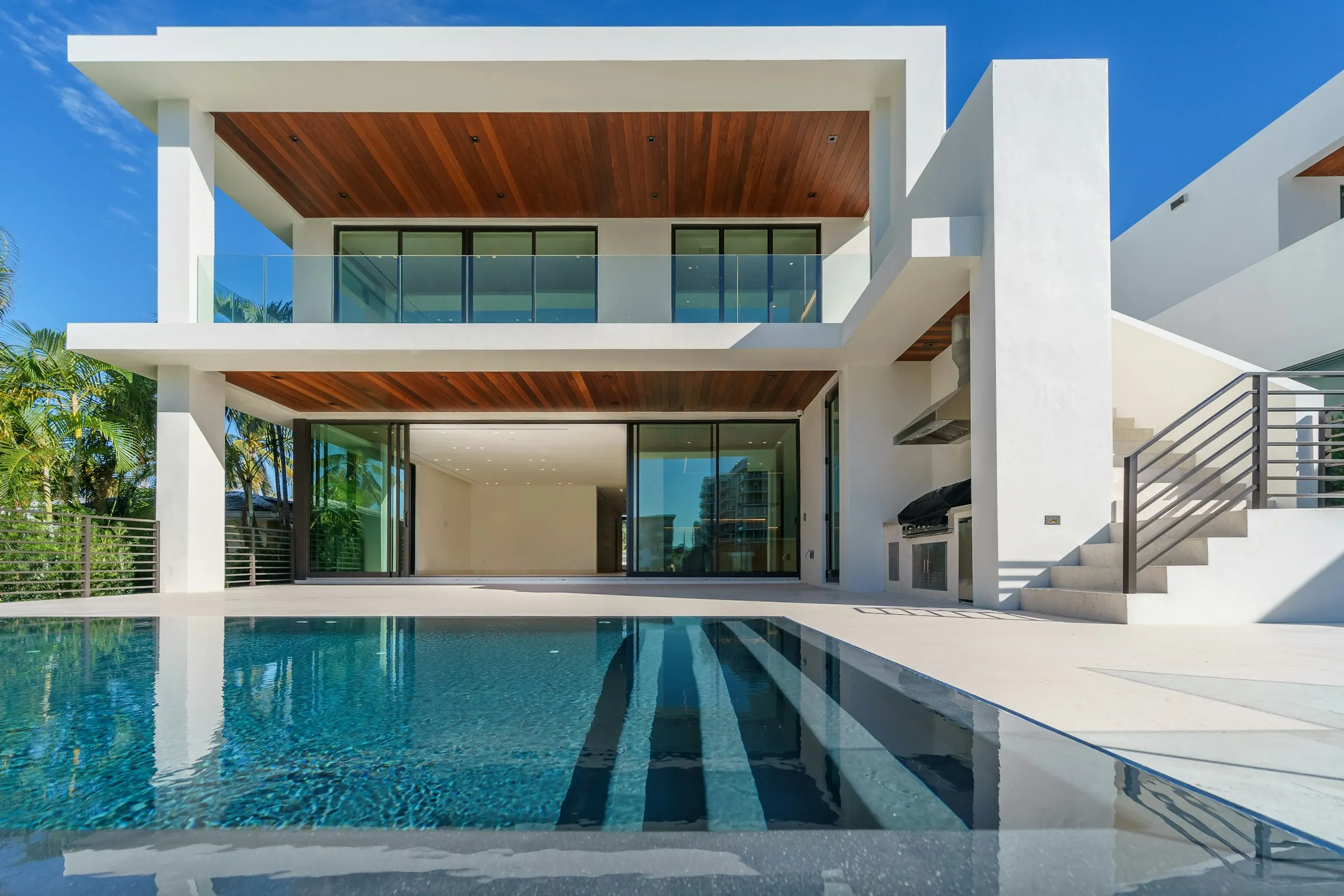 Villa moderna con piscina a sfioro