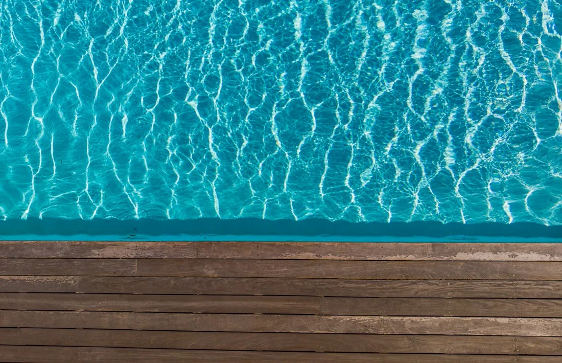 Piscina con bordo rivestito in legno