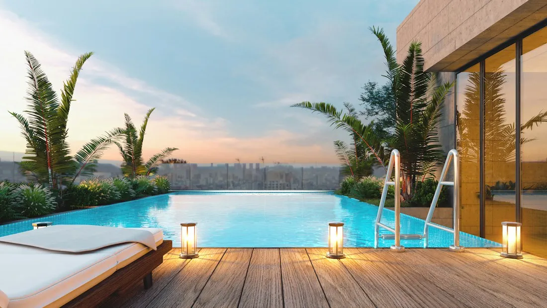 Piscina a sfioro al tramonto con lanterne
