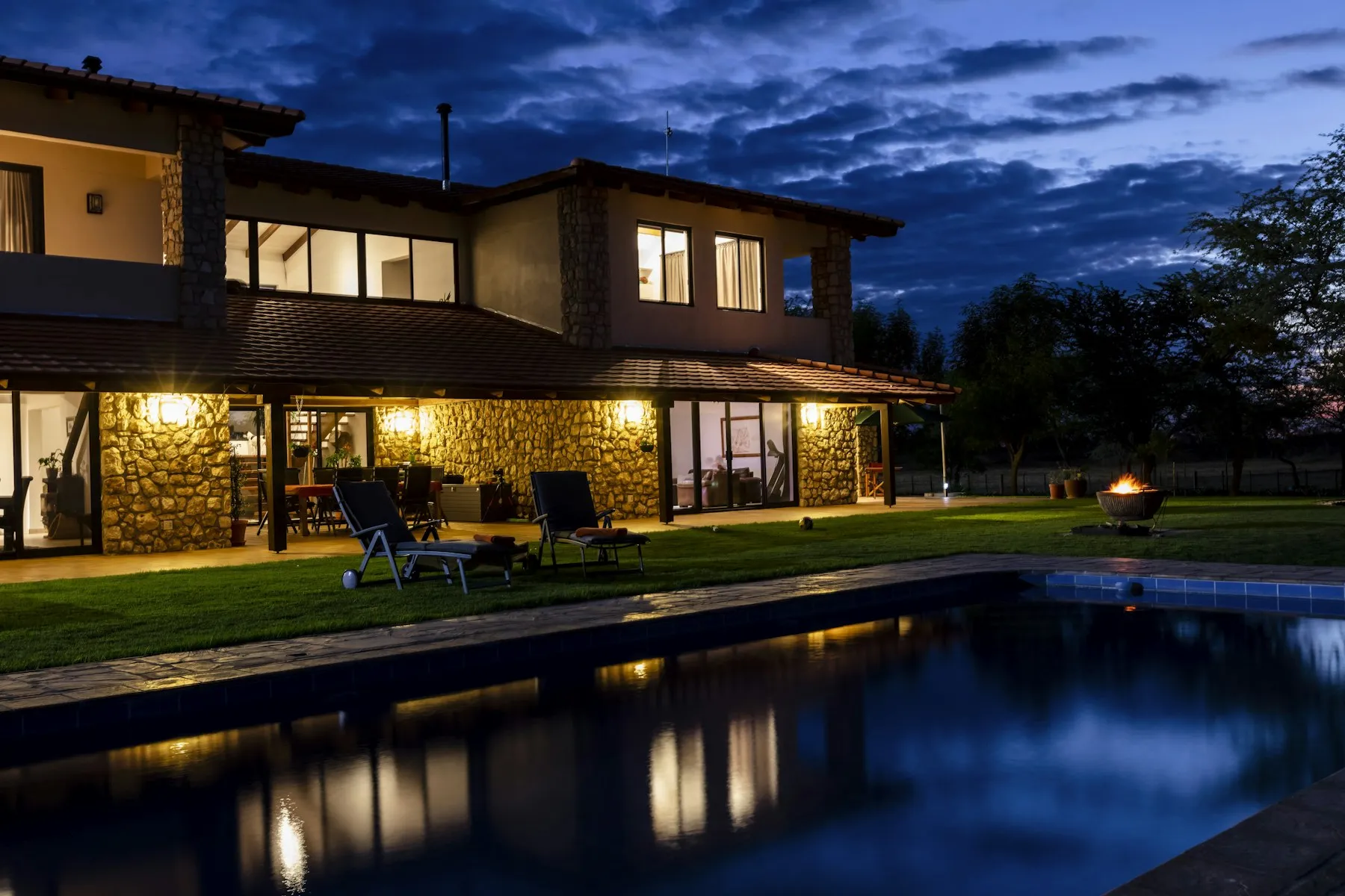 Villa con piscina illuminata di sera