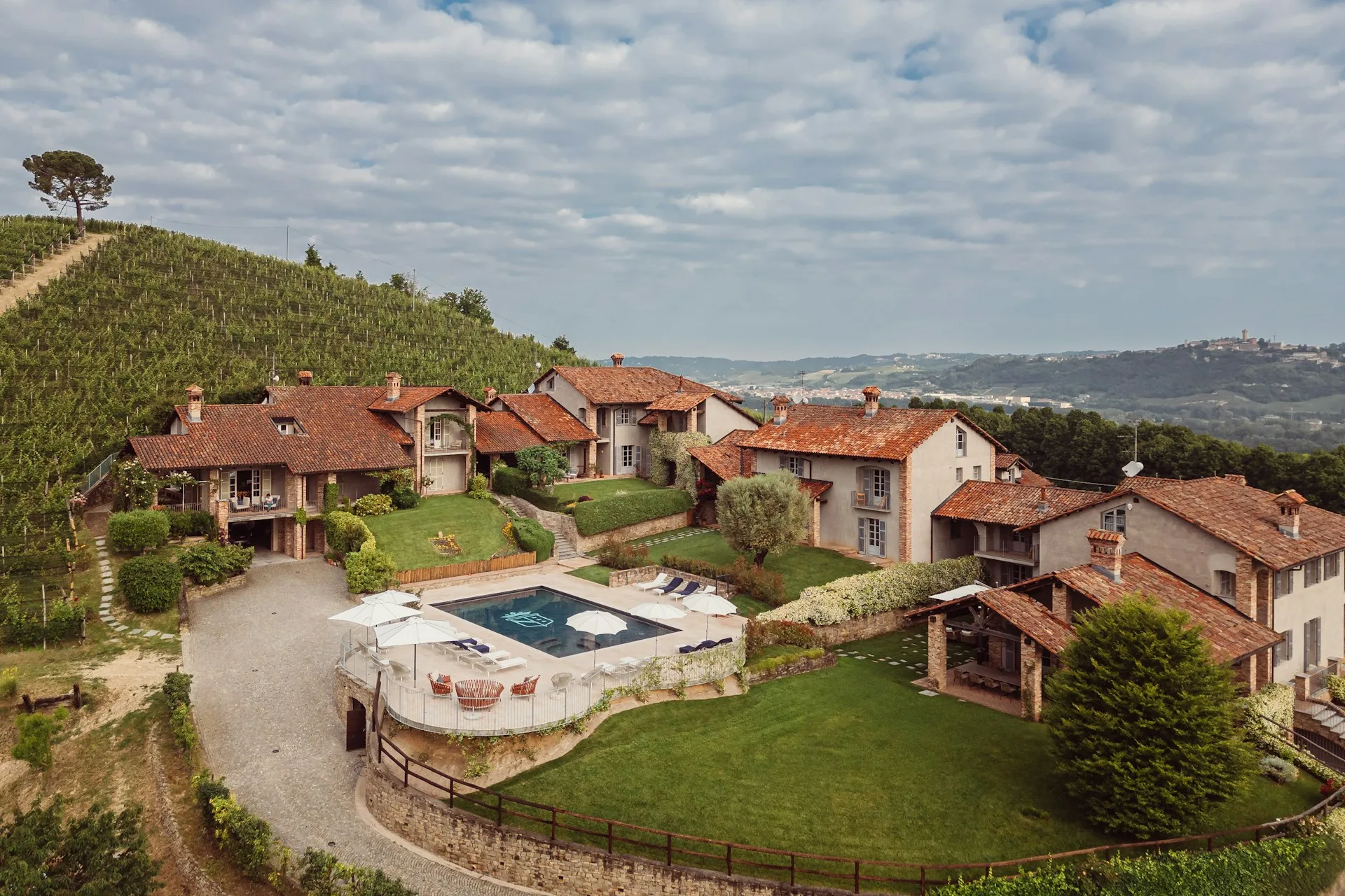 Tenuta tra i vigneti con piscina