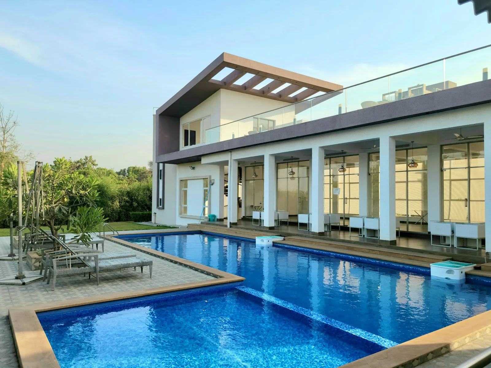 Villa moderna con piscina a sfioro — foto 1