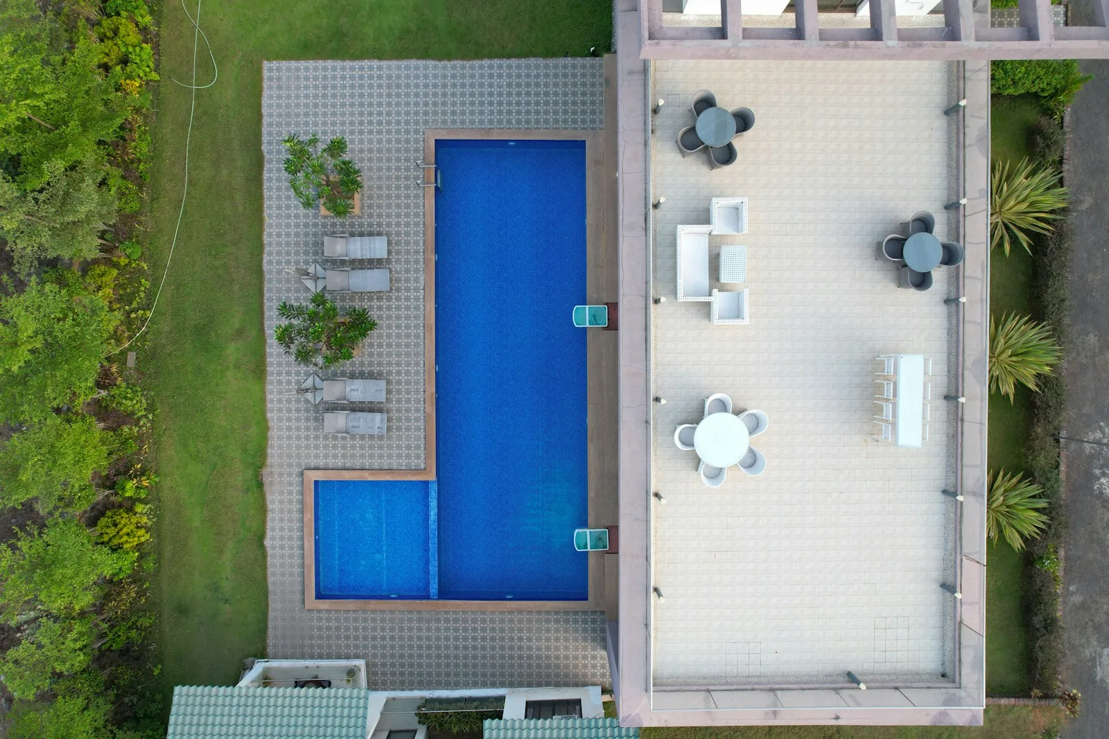Villa moderna con piscina a sfioro — foto 3