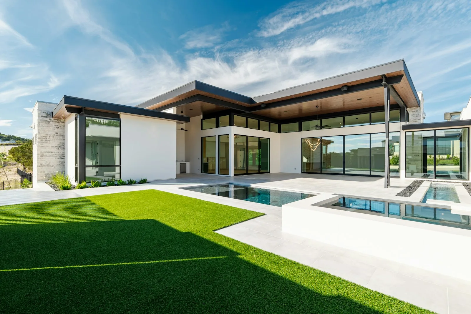 Villa minimalista con piscina a filo prato — foto 1