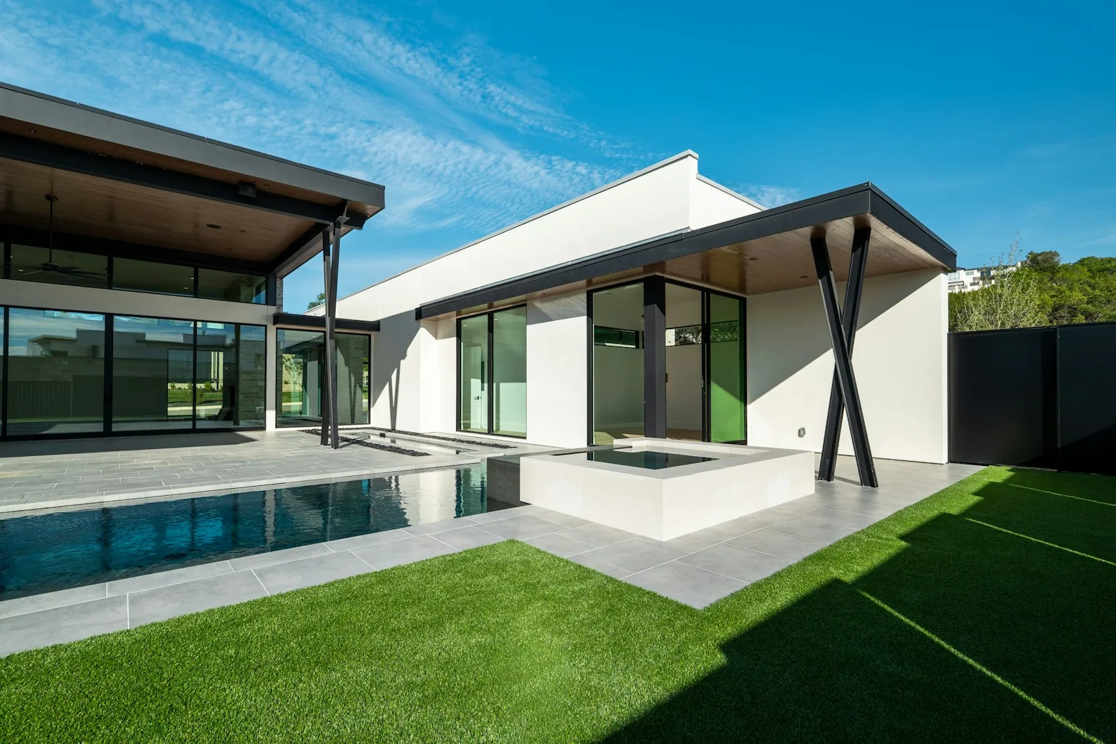 Villa minimalista con piscina a filo prato — foto 3