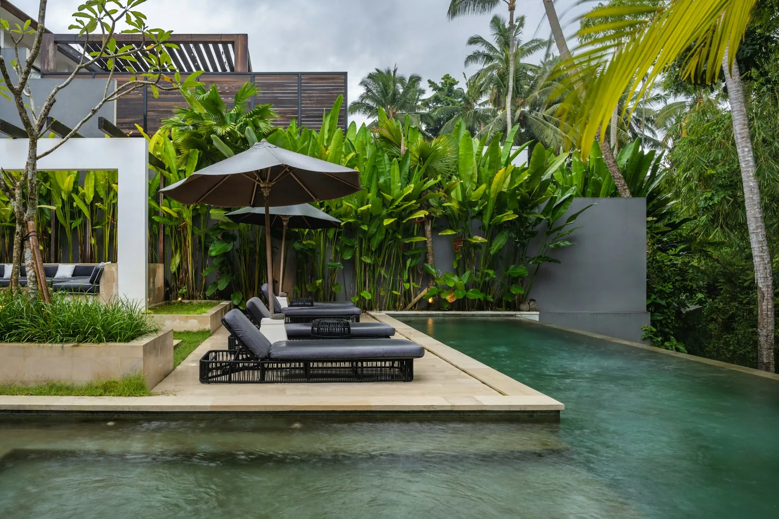 Piscina con solarium tra il verde — foto 3